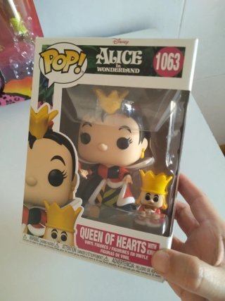 Muñeca y Funko Pop