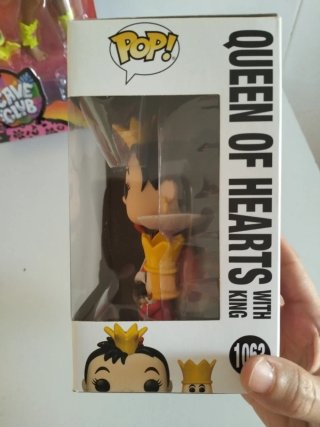 Muñeca y Funko Pop