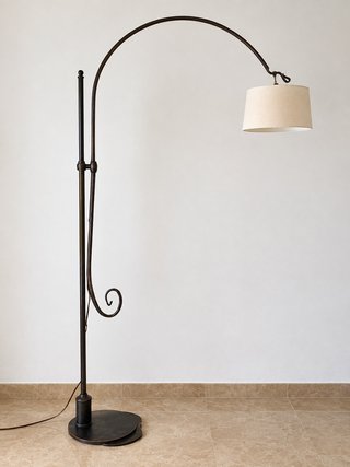 Lámpara de pie curva metal y tela beige