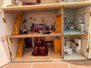 Casita de muñecas grande con muebles