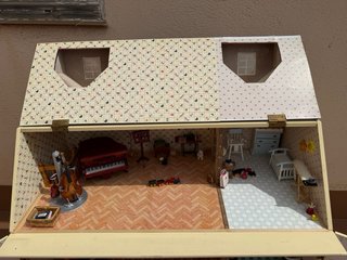 Casita de muñecas grande con muebles