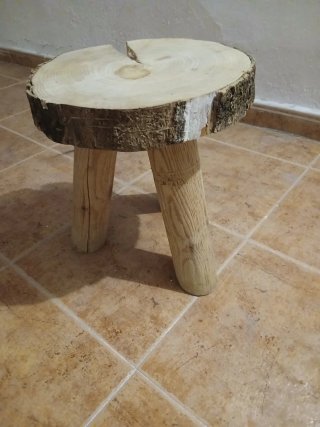 Taburete rústico de madera