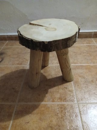 Taburete rústico de madera