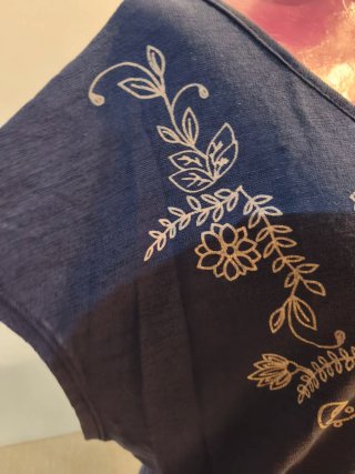 Blusa azul oscuro con estampado floral