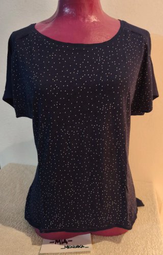 Blusa azul oscuro con estampado floral