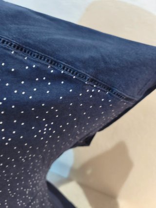 Blusa azul oscuro con estampado floral
