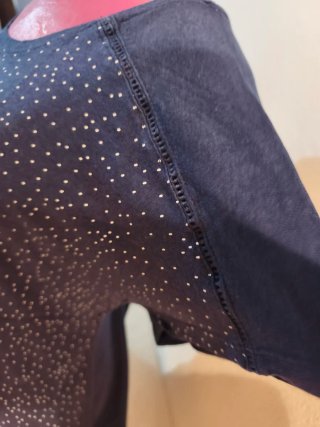 Blusa azul oscuro con estampado floral