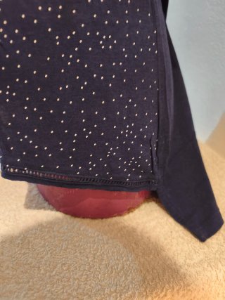 Blusa azul oscuro con estampado floral