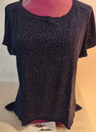 Blusa azul oscuro con estampado floral