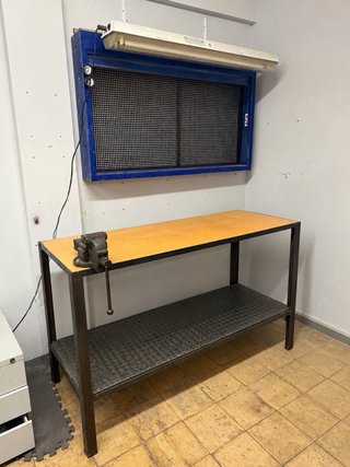 Banco de trabajo con persiana y tornillo