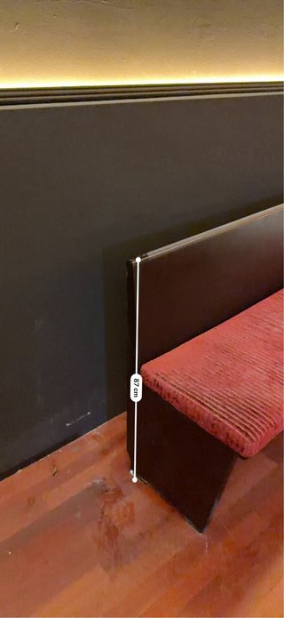 Banco de madera con asiento de pana rojo