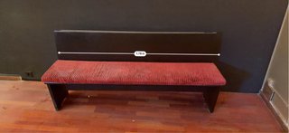 Banco de madera con asiento de pana rojo