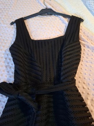 Vestido negro troquelado con cinturón
