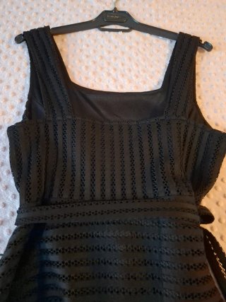 Vestido negro troquelado con cinturón