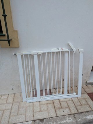 Barrera de seguridad blanca para escaleras
