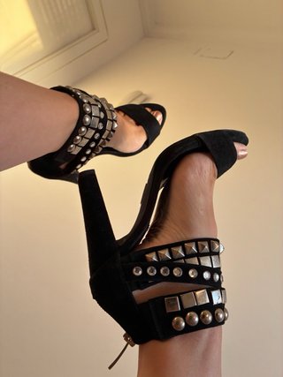 Sandalias Uterqüe negras con tachuelas