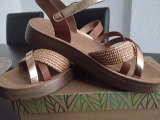 Sandalias SEND marrones y doradas