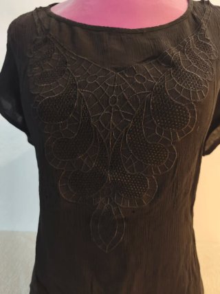 Blusa negra bordada manga corta T XL