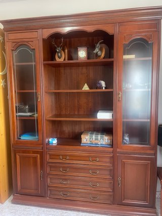 Mueble de madera con vitrinas