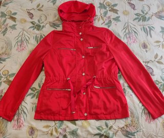 Magnífica Gabardina Easy Wear Roja con Chaleco