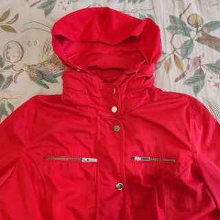 Magnífica Gabardina Easy Wear Roja con Chaleco