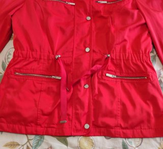 Magnífica Gabardina Easy Wear Roja con Chaleco