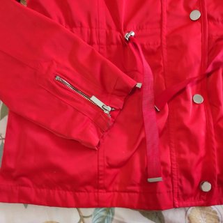 Magnífica Gabardina Easy Wear Roja con Chaleco