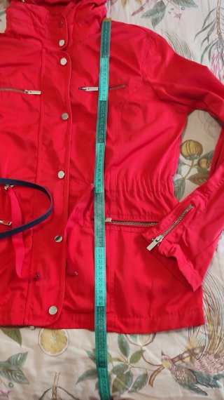 Magnífica Gabardina Easy Wear Roja con Chaleco