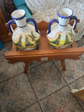 Mueble de madera con 2 jarrones