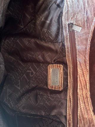 Materiale: Pregiata pelle di vitello stampata a ef