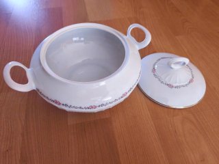 Sopera de porcelana con detalles dorados