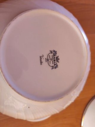Sopera de porcelana con detalles dorados
