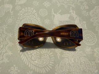 Gafas Miu Miu marrones con estuche