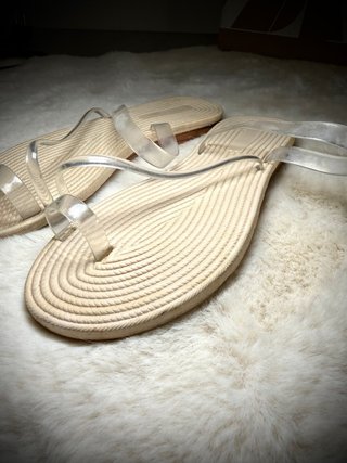 Chinelos bege com tiras transparentes