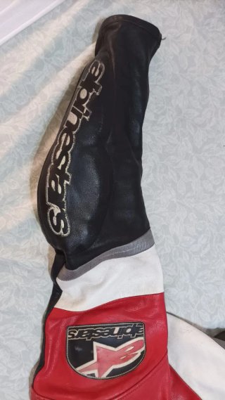 Chaqueta de moto Alpinestars roja y negra