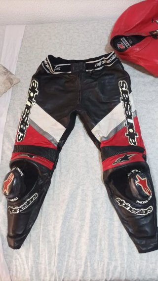 Chaqueta de moto Alpinestars roja y negra