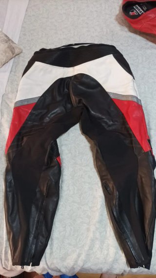 Chaqueta de moto Alpinestars roja y negra