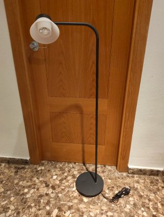 Lámpara de pie moderna negra y blanca