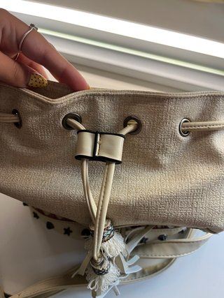 Bolso beige y multicolor con flecos
