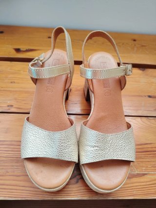 Sandalias doradas plataforma tacón 37
