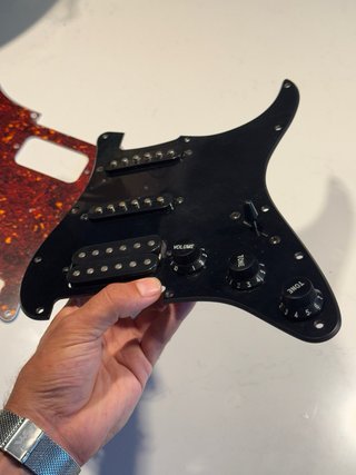 Pickguard Cargado Stratocaster HSS Completo