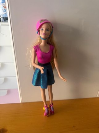 Muñeca Barbie con patines y casco