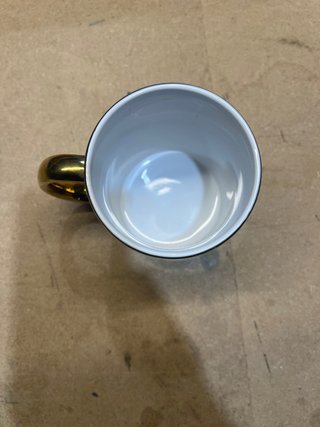 Taza cerámica dorada brillante