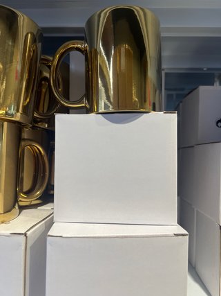 Taza cerámica dorada brillante