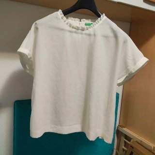 Blusa Benetton blanca con banda negra