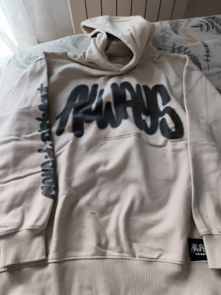 Sudadera blanca con estampado