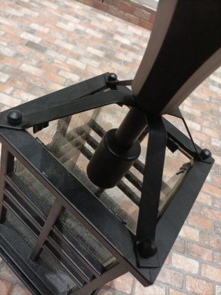 Farol de patio negro metálico