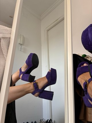 Sandalias Moradas Plataforma Tacón Dorado
