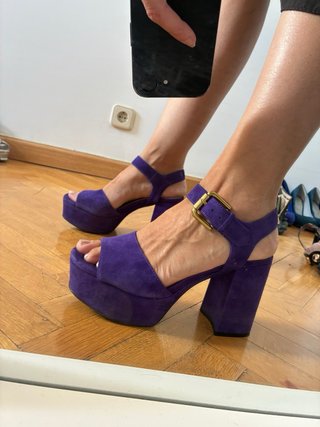 Sandalias Moradas Plataforma Tacón Dorado