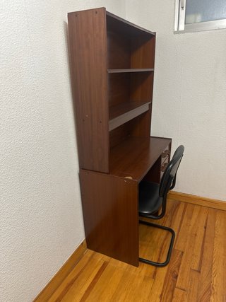 Escritorio madera con silla y estantería